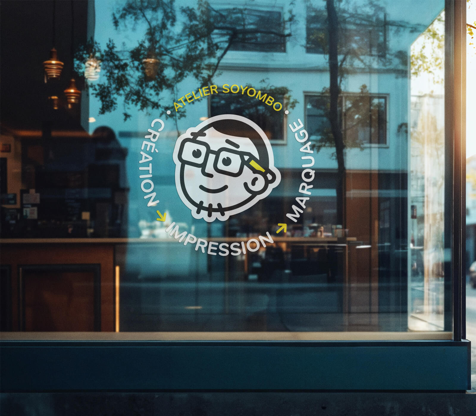 Atelier Soyombo — sticker de signalétique posé sur une vitrine de commerce à Toulouse